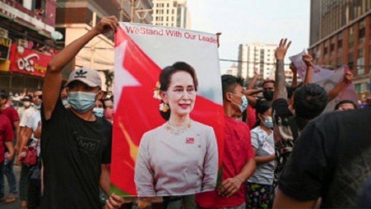 Arsip - Demonstrasi di Yangon memprotes kudeta militer dan menuntut pembebasan Aung San Suu Kyi, Februari 2021. (ANTARA/Reuters/as)