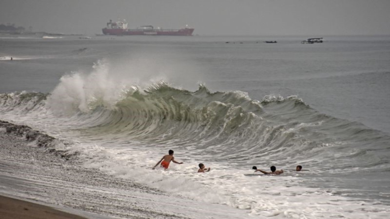 Arsip Foto. Anak-anak bermain saat gelombang menghempas pinggiran Pantai Meninting di Kecamatan Batulayar, Lombok Barat, NTB. (ANTARA FOTO/AHMAD SUBAIDI)