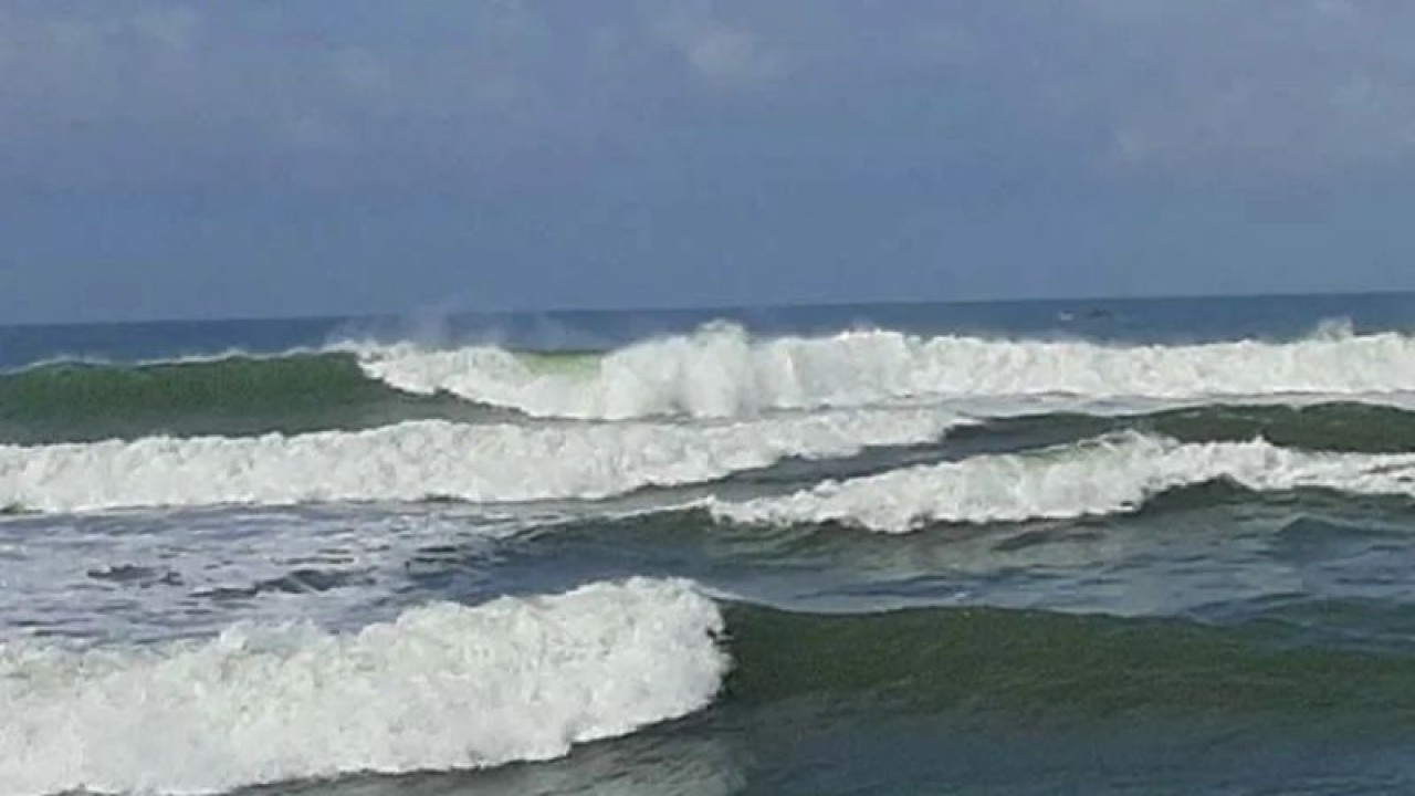 Arsip foto - Gelombang tinggi di perairan selatan Kabupaten Cilacap, Jawa Tengah. ANTARA/Sumarwoto