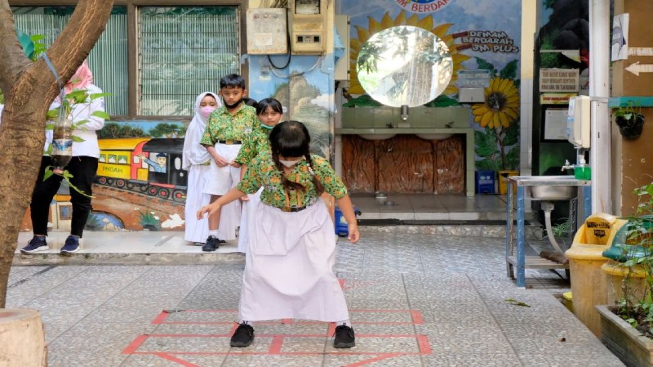 Arsip Foto. Pelajar bermain di halaman salah satu sekolah dasar di Kota Surabaya. (ANTARA/HO-Diskominfo Surabaya)