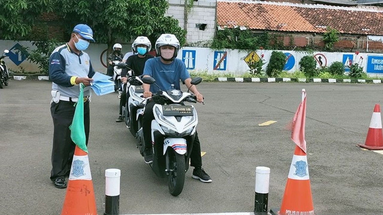 Arsip foto - Peserta sedang melakukan ujian praktik pembuatan SIM motor di Satpas SIM Daan Mogot Jakarta Barat, Rabu (24/11/2021). ANTARA/Walda Marison/aa.
