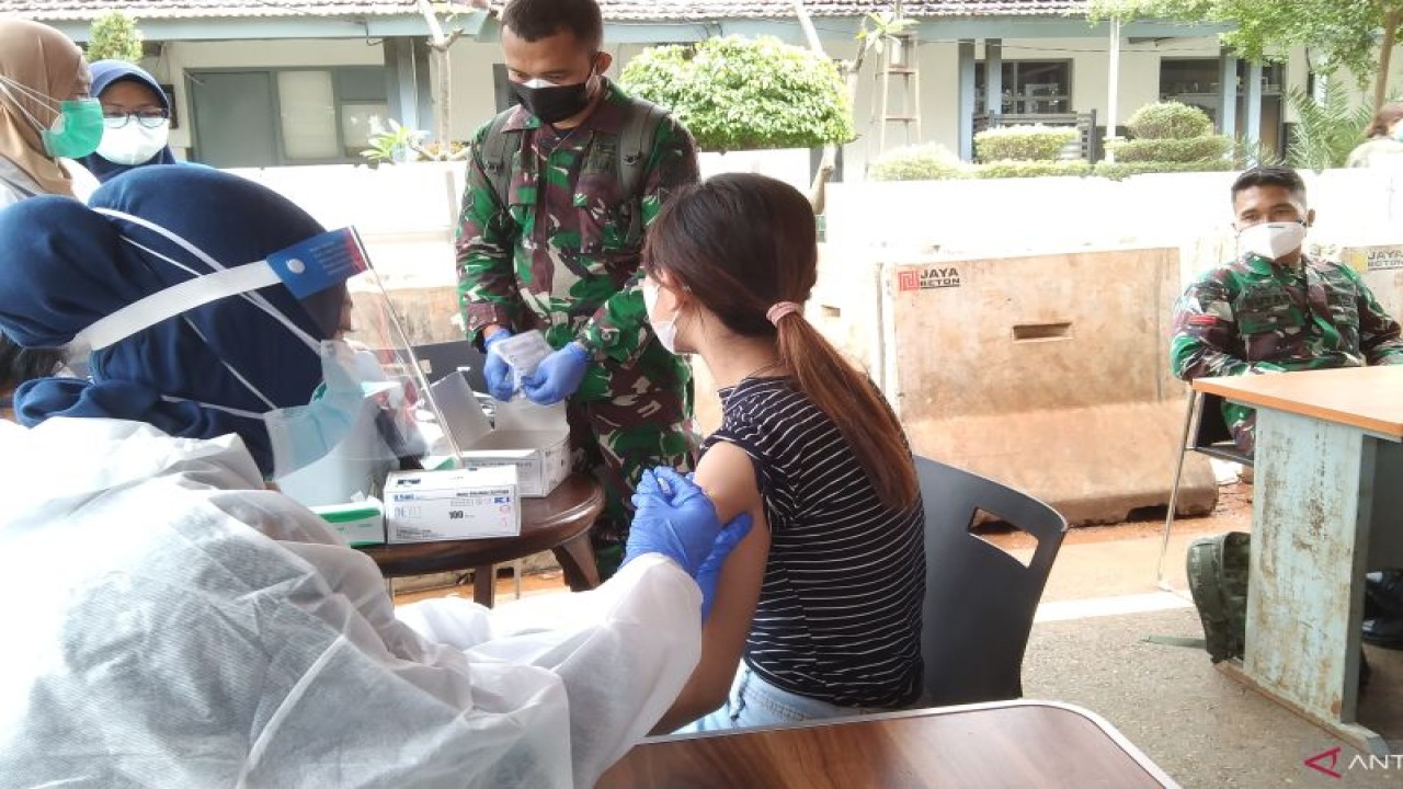 Arsip Foto - Petugas menyuntikkan vaksin COVID-19 kepada warga di Manggarai, Jakarta Selatan, Selasa (13/7/2021). ANTARA/Dewa Ketut Sudiarta Wiguna
