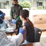 Arsip Foto - Petugas menyuntikkan vaksin COVID-19 kepada warga di Manggarai, Jakarta Selatan, Selasa (13/7/2021). ANTARA/Dewa Ketut Sudiarta Wiguna-1670818853