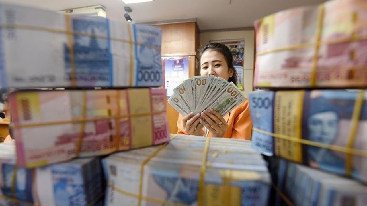 Arsip foto - Seorang wanita menghitung uang transaksi penukaran Dolar AS dengan Rupiah di Jakarta, Senin (3/8). (ANTARA FOTO/Akbar Nugroho Gumay/Rei/foc.)
