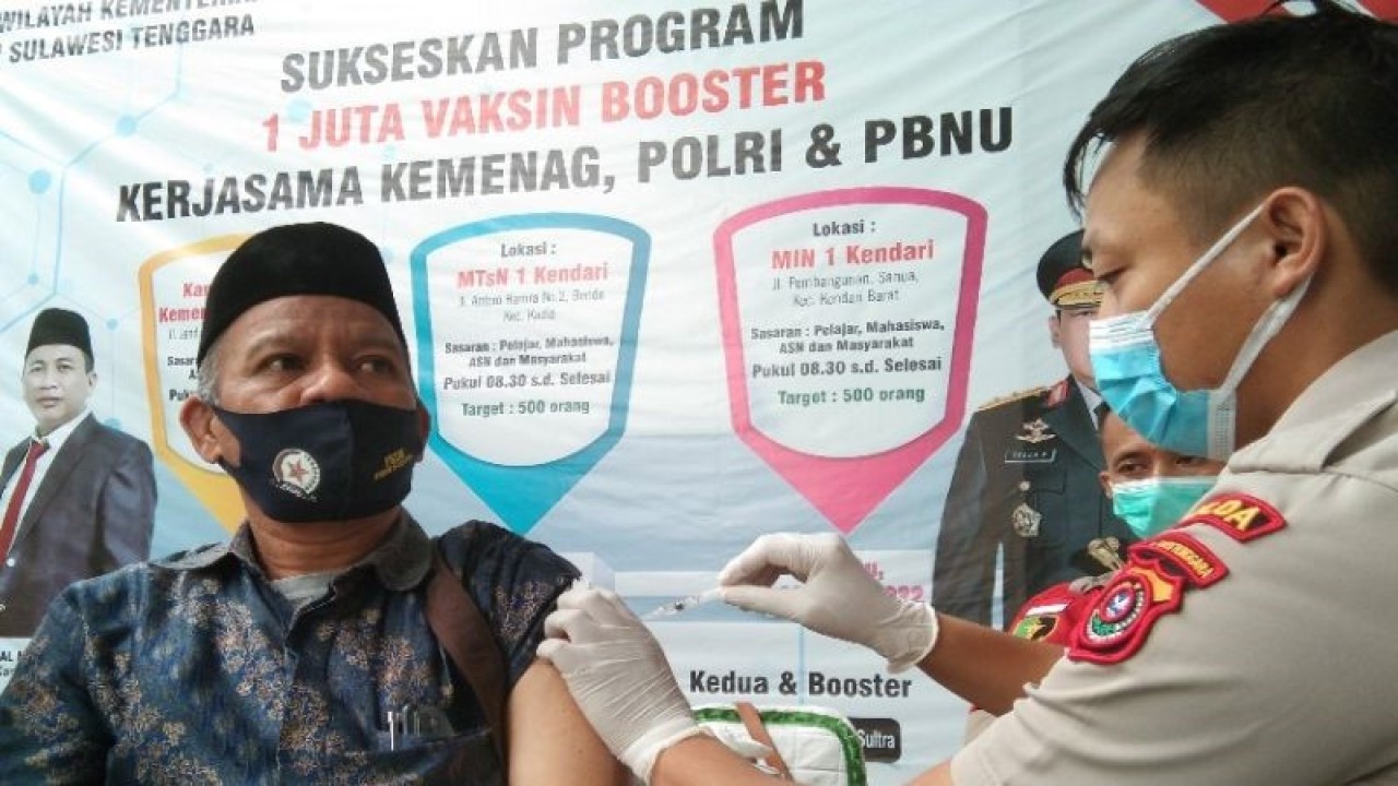 Arsip Foto - Seorang warga menjalani vaksinasi COVID-19 di Kota Kendari, Sulawesi Tenggara. (ANTARA/Harianto)