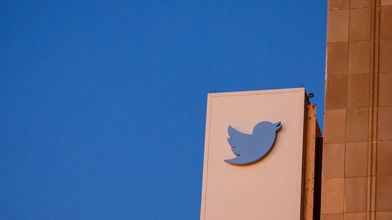 Arsip Foto - Tampak logo Twitter di kantor pusat perusahaannya di San Francisco, California, AS, Kamis (27/10/2022). ANTARA/REUTERS/Carlos Barria/am.