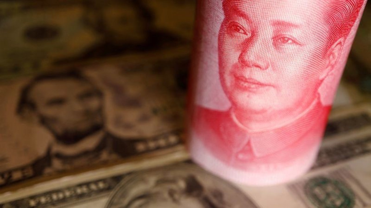Arsip Foto - Uang kertas dolar AS dan yuan China terlihat dalam ilustrasi ini yang diambil Selasa (14/6/2022). ANTARA/REUTERS/Florence Lo/am.