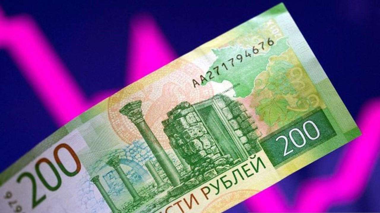 Arsip Foto - Uang kertas rubel Rusia terlihat di depan grafik saham yang turun dan naik dalam ilustrasi ini yang diambil Selasa (1/3/2022). ANTARA/REUTERS/Dado Ruvic/am.