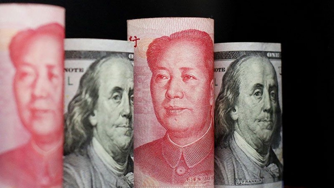 Arsip foto - Uang kertas yuan China dan dolar AS terlihat dalam gambar ilustrasi ini yang diambil 29 September 2022. ANTARA/REUTERS/Florence Lo/pri.
