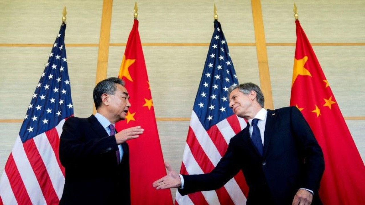 Arsip - Menteri Luar Negeri AS Antony Blinken (kanan) bertemu Menlu China Wang Yi di Nusa Dua, Bali, Indonesia, 9 Juli 2022. (Stefani Reynolds/Pool via REUTERS/wsj)