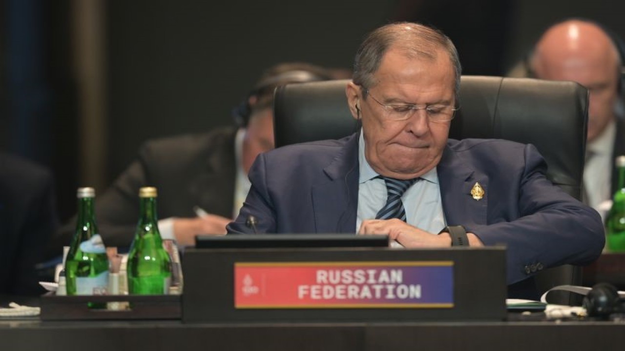 Arsip - Menteri Luar Negeri Rusia Sergey Lavrov melihat jam tangannya pada KTT G20 di Nusa Dua, Bali, 15 November 2022. (MEDIA CENTER G20 INDONESIA/Galih Pradipta)