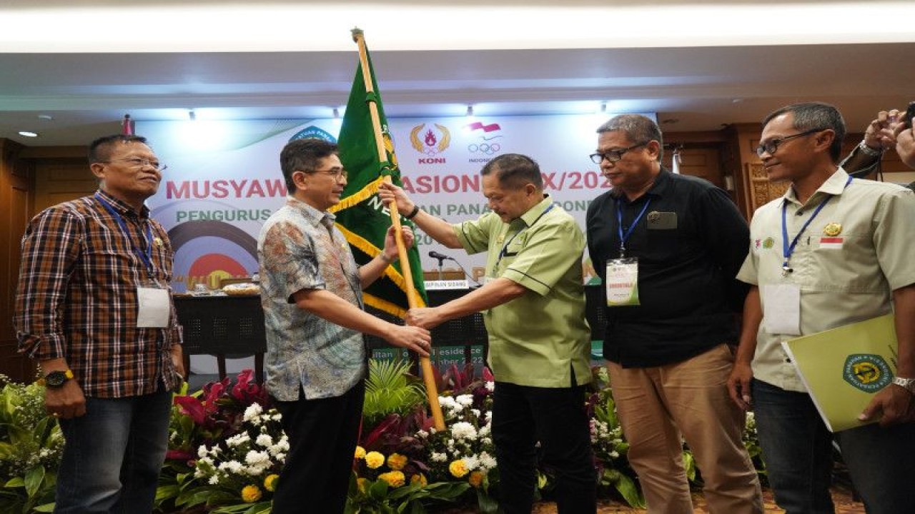 Arsjad Rasjid (kedua kiri) menerima bendera pataka setelah terpilih menjadi Ketua Umum Pengurus Besar Persatuan Panahan Indonesia (PB Perpani) periode 2023-2027 dalam Musyawarah Nasional ke-20 Perpani di Jakarta, Selasa (20/12/2022). (ANTARA/HO-Perpani)