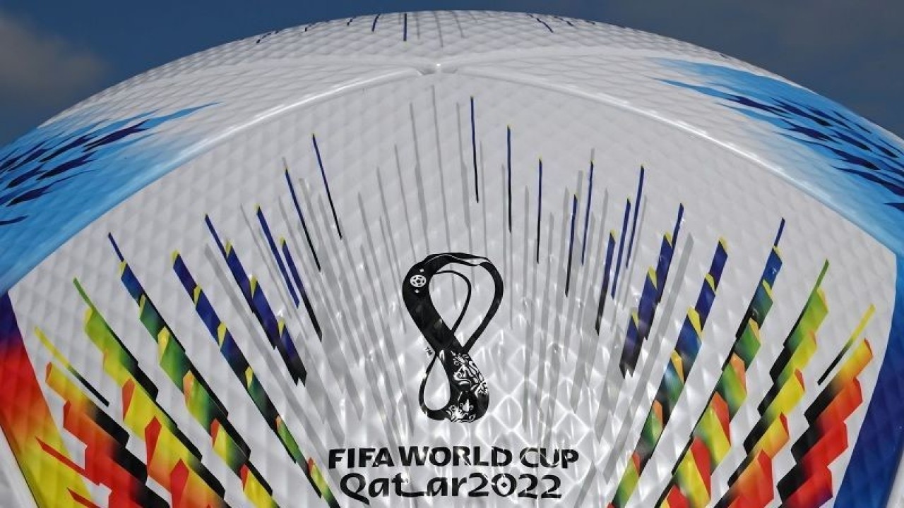 Logo Piala Dunia 2022 Qatar terpampang dalam peraga bola resmi kompetisi sepak bola paling bergengsi itu yang diproduksi Adidas dan dipamerkan di markas mereka di Herzogenaurach, Jerman, pada Kamis (21/4/2022). (ANTARA/AFP/Christof Stache)
