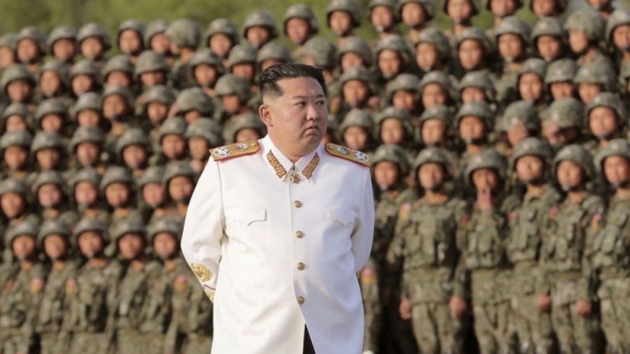 Pemimpin Korea Utara Kim Jong Un terlihat dalam parade militer untuk memperingati 90 tahun berdirinya Tentara Revolusioner Rakyat Korea, dalam foto tak bertanggal yang dirilis oleh Kantor Berita Pusat Korea (KCNA) pada 29 April 2022. ANTARA/KCNA melalui REUTERS/as