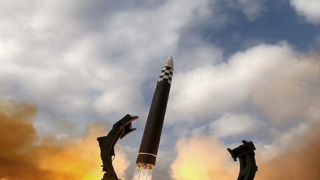 Arsip - Rudal balistik antarbenua (ICBM) diluncurkan Korea Utara dalam foto tak bertanggal yang dirilis oleh Kantor Berita Pusat Korea (KCNA) Korea Utara (19/11/2022). ANTARA FOTO/KCNA via REUTERS/aww.