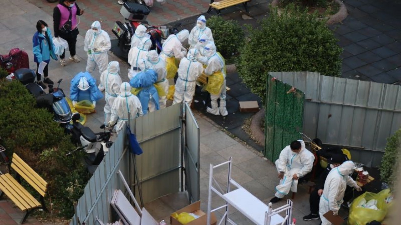 Sejumlah petugas medis dikerahkan di kompleks permukiman di Distrik Chaoyang, Beijing, China, yang sedang di-lockdown, Senin (21/11/2022), untuk mengambil sampel tes PCR para penghuninya. Otoritas Kota Beijing memperketat kebijakan nol kasus COVID-19 setelah ditemukan tiga kasus kematian dalam dua hari berturut-turut pada 19-20 November 2022. ANTARA FOTO/M. Irfan Ilmie (ANTARA/M. Irfan Ilmie)