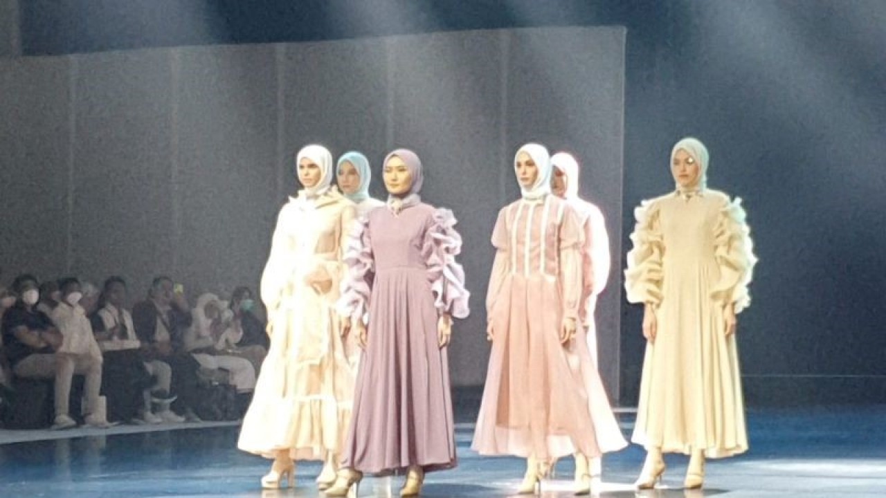 Koleksi busana dari desainer Barli Asmara yang ditampilkan dalam "Fashion Parade 3" di Jakarta Muslim Fashion Week 2023 di ICE BSD, Kamis (20/10/2022). (ANTARA/Livia Kristianti)
