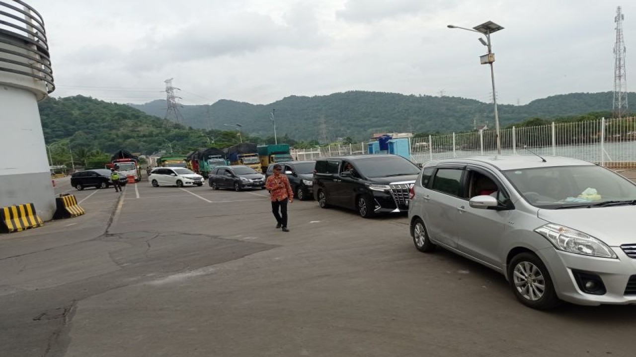 Antrean kendaraan di Dermaga Eksekutif Pelabuhan Merak, Banten, berjalan lancar menuju kapal untuk menyeberang menuju Pelabuhan Bakauheni, Lampung pada hari Natal, Minggu (25/12/2022). ANTARA/Mansyur Suryana.