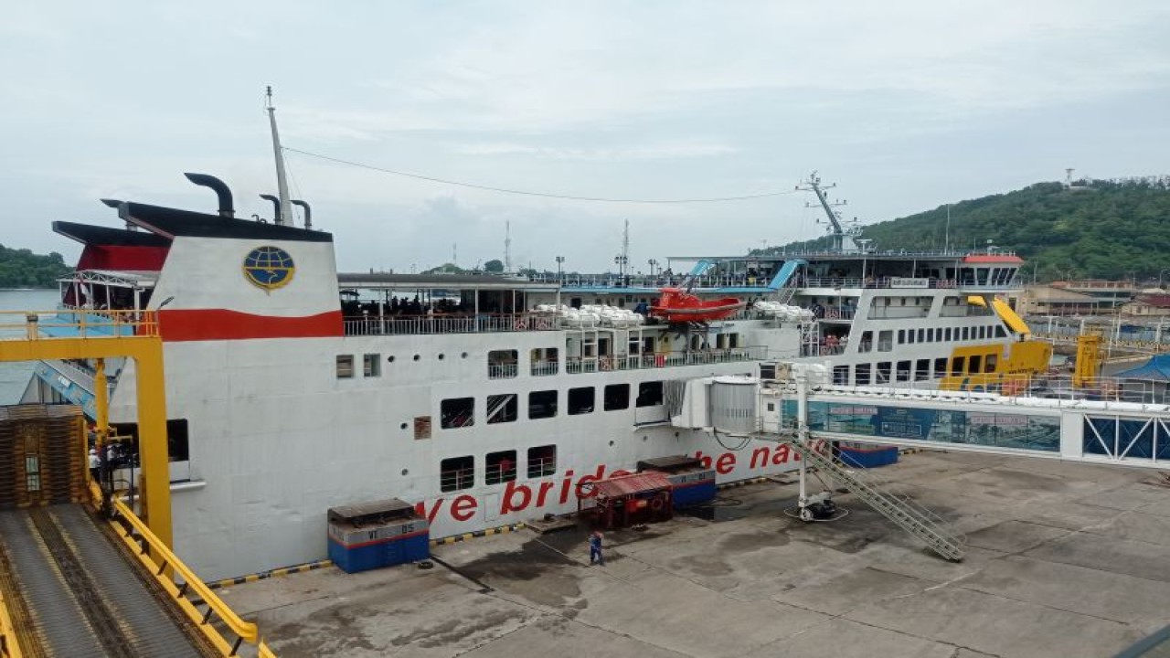 PT Angkutan Sungai Danau Penyeberangan (ASDP) Indonesia Ferry (Persero) menyiapkan 62 kapal untuk melayani angkutan natal dan tahun baru (Nataru) di lintasan Pelabuhan Merak, Banten - Bakauheni, Lampung. ANTARA/Mansur