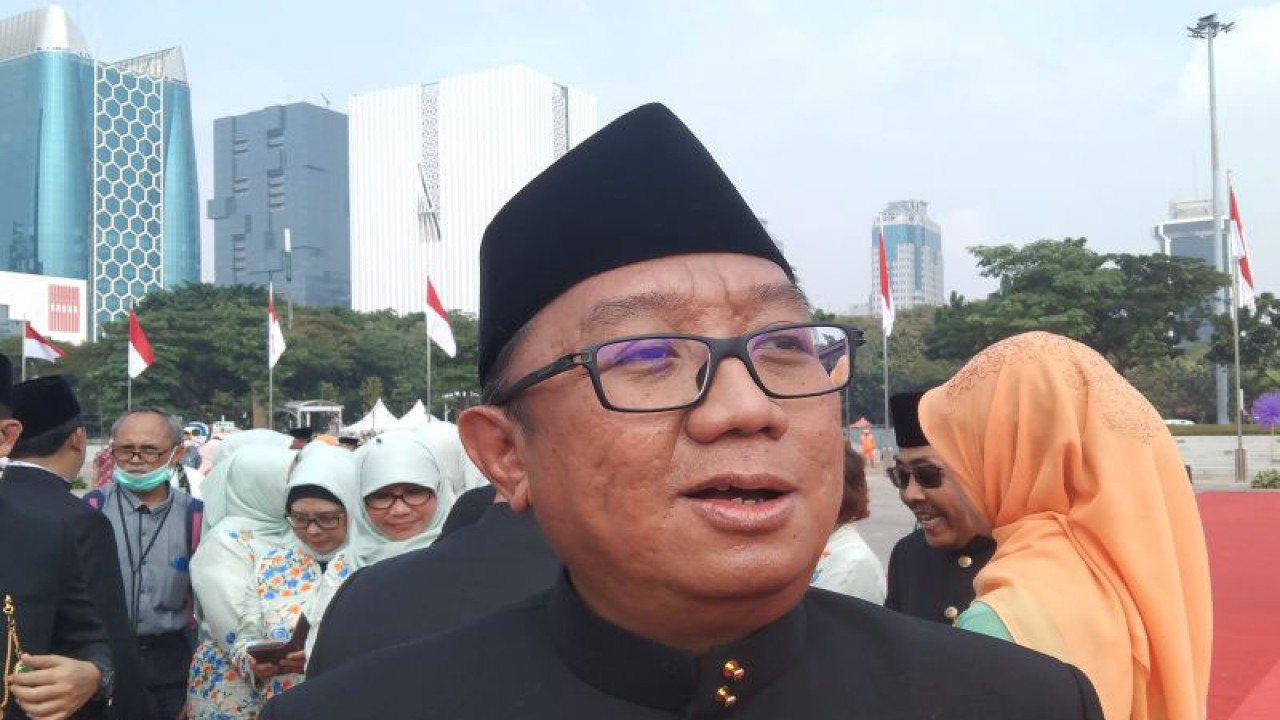 Arsip Foto - Kepala DLH DKI Jakarta Asep Kuswanto diwawancarai media di Monas, Jakarta, Rabu (22/6/2022). ANTARA/Dewa Ketut Sudiarta Wiguna