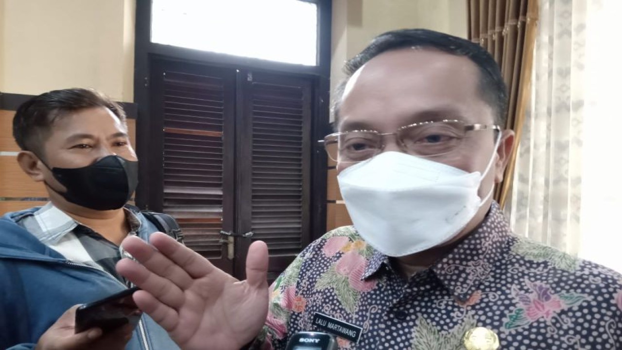 Asisten I Bidang Administrasi Pemerintahan dan Kesejahteraan Rakyat Setda Kota Mataram Lalu Martawang. ANTARA/Nirkomala