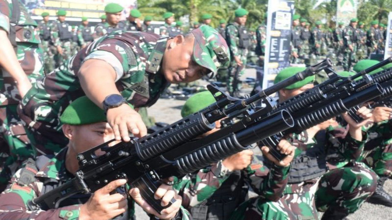 Asisten Operasi Kepala Staf TNI AD, Mayor Jenderal TNI Ainurrahman, mengecek kesiapan prajurit Batalyon Infanteri 623/Bhakti Wira Utama, di Banjarbaru, Kalimantan Selatan, Rabu. ANTARA/Firman