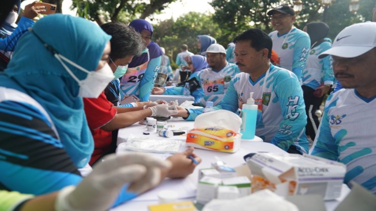 Wali Kota Madiun Maidi bersama jajaran ASN di lingkungan Pemkot Madiun mengikuti skrining kesehatan dalam rangka tes kebugaran jasmani di Taman Wisata dan Edukasi Ngrowo Bening Madiun, Jatim, Jumat (2/12/2022). FOTO ANTARA/HO-Diskominfo Kota Madiun