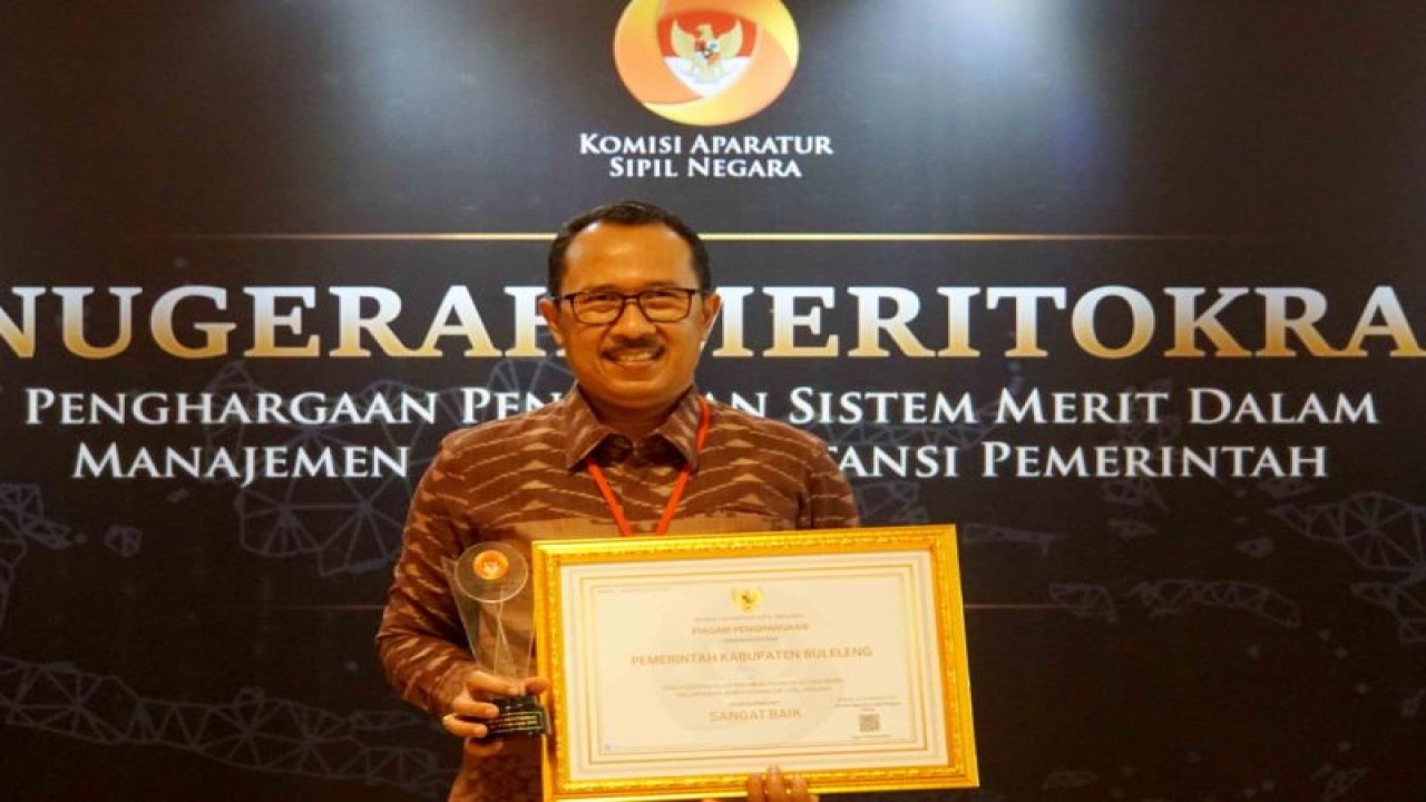Pemerintah Kabupaten Buleleng, Bali meraih Anugerah Meritokrasi 2022 sebagai instansi pemerintah yang menerapkan sistem merit dalam manajemen Aparatur Sipil Negara (ASN) di wilayahnya. Antaranews Bali/HO-Humas Buleleng/2022.