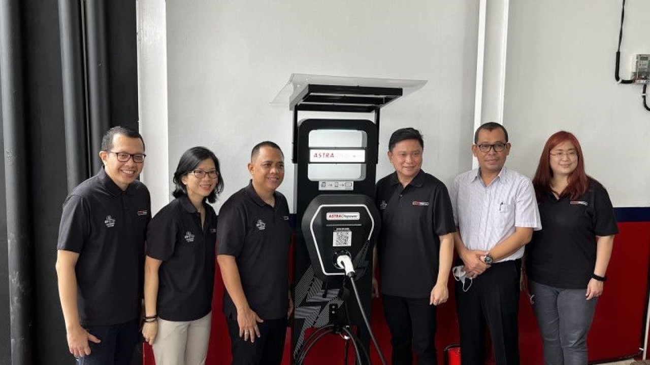 Peresmian di layanan Astra Otopower oleh Direktur PT Astra Otoparts Tbk Yusak Kristian (ketiga dari kanan) didampingi Executive in Charge Marketing PT Astra Otoparts Tbk Indra Nugraha Wisuda (ketiga dari kiri), dan jajaran lainnya di gerai Astra Otoservice Galaxy, Bekasi, Selasa (27/12/2022). (ANTARA/Arnidhya Nur Zhafira)
