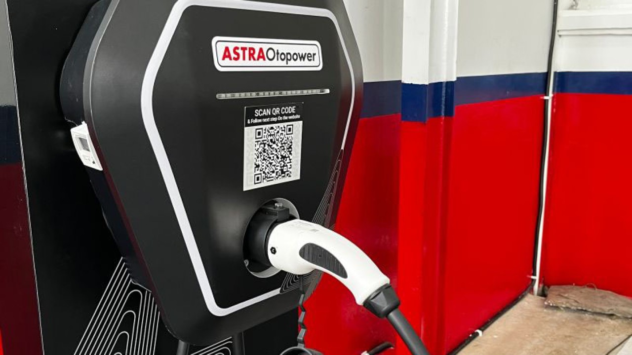 Salah satu unit pengisian daya mobil listrik di gerai Astra Otoservice Galaxy, Bekasi, Selasa (27/12/2022). (ANTARA/Arnidhya Nur Zhafira)