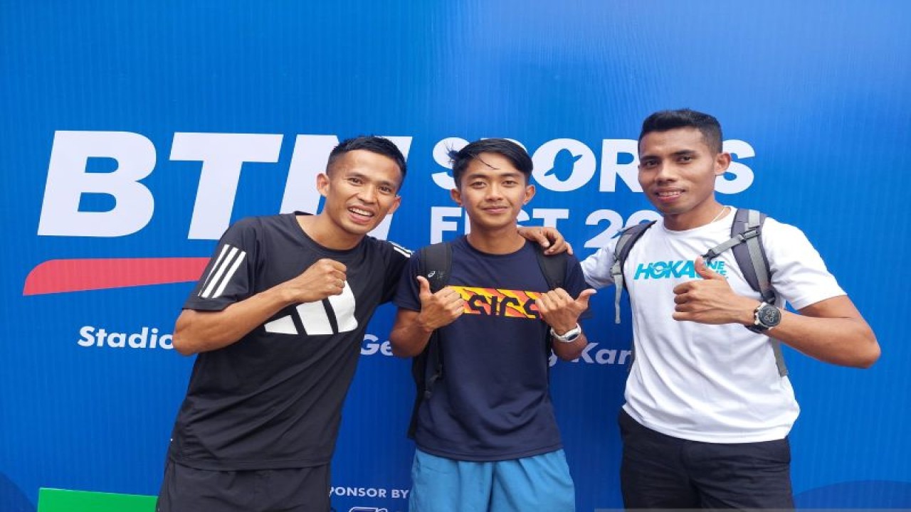 Kiri ke kanan - Atlet pelatnas atletik Atjong Tio Purwanto, Robby Syanturi, dan Riki Luther Simbolon di Kompleks Olahraga Gelora Bung Karno, Senayan, Jakarta, Minggu (11/12/2022).  (ANTARA/Muhammad Ramdan)