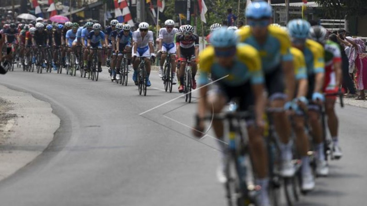 Ilustrasi - Para atlet pesepeda sedang melakukan balapan (ANTARA FOTO/INASGOC/Aji Wisnu Novianto)