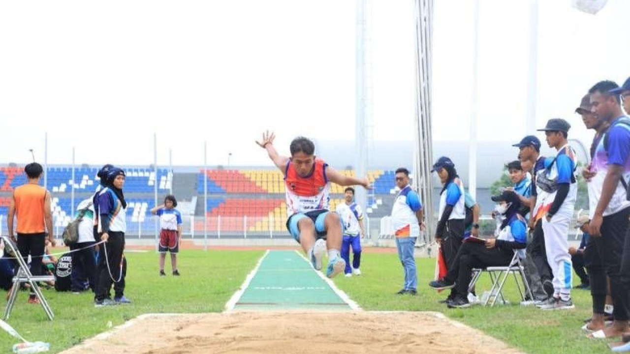 Atlet dari cabang olahraga atletik melakukan pertandingan yang dilaksanakan di Stadion Benteng Reborn Tangerang. (ANTARA/HO)