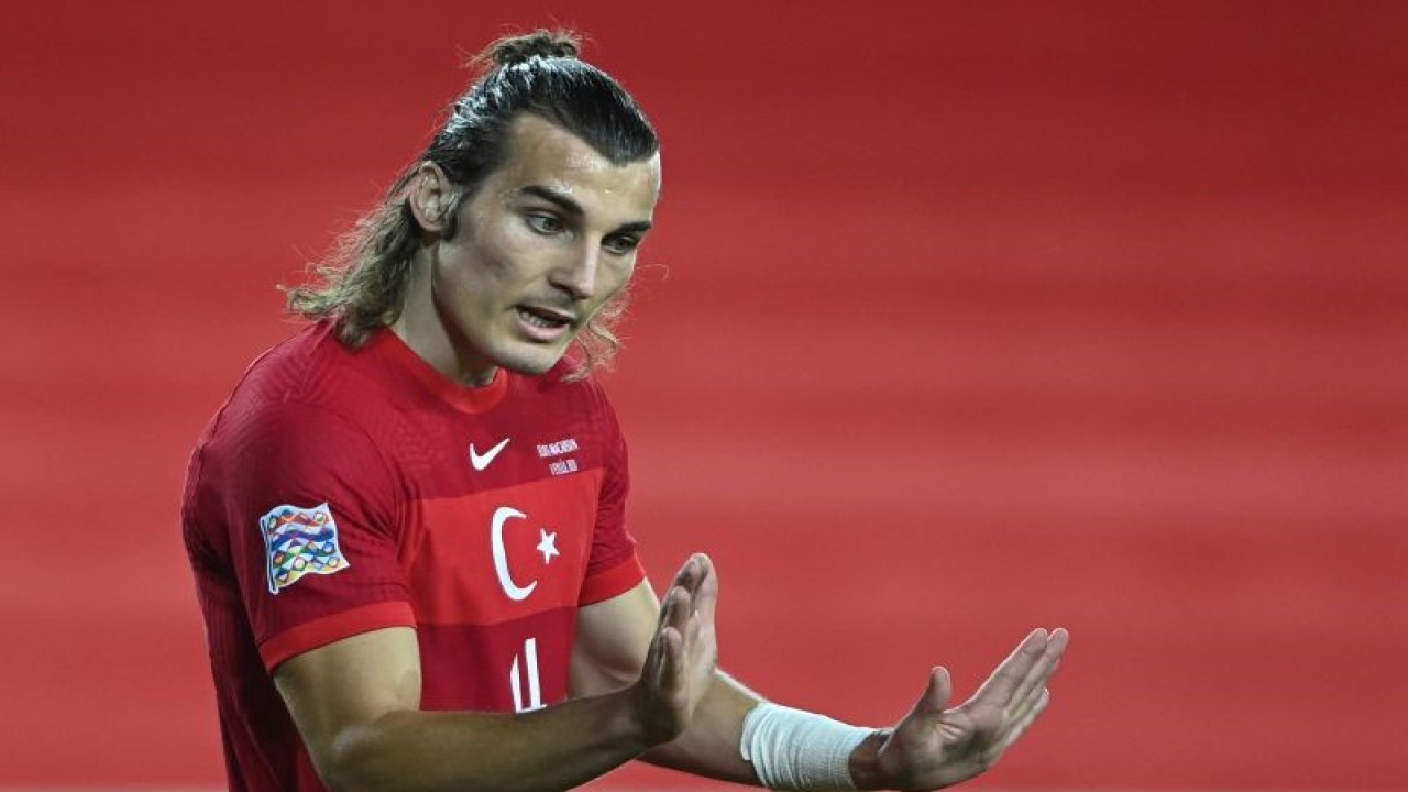 Bek Leicester City Caglar Soyuncu saat bermain untuk timnas Turki dalam pertandingan UEFA Nations League melawan Hongaria di Sivas 4 Eylul stadium, Sivas, Turki pada 3 September 2020. ANTARA/AFP/OZAN KOSE