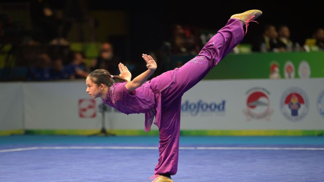 Atlet wushu Indonesia Kylie Suyoto Kwok beraksi dalam nomor Taolu Changquan kelompok A putri Kejuaraan Dunia Wushu Junior 2022 di ICE BSD, Kabupaten Tangerang, Banten, Selasa (6/12/2022). ANTARA FOTO/Aditya Pradana Putra/nym. (ANTARA FOTO/ADITYA PRADANA PUTRA)
