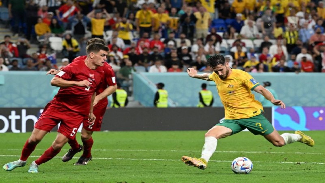 Mathew Leckie mencetak gol ke gawang Denmark dalam pertandingan Piala Dunia Grup D 2022 antara Australia melawan Denmark di Stadion Al Janoub, Rabu. (30/11/2022) (AFP/CHANDAN KHANNA)