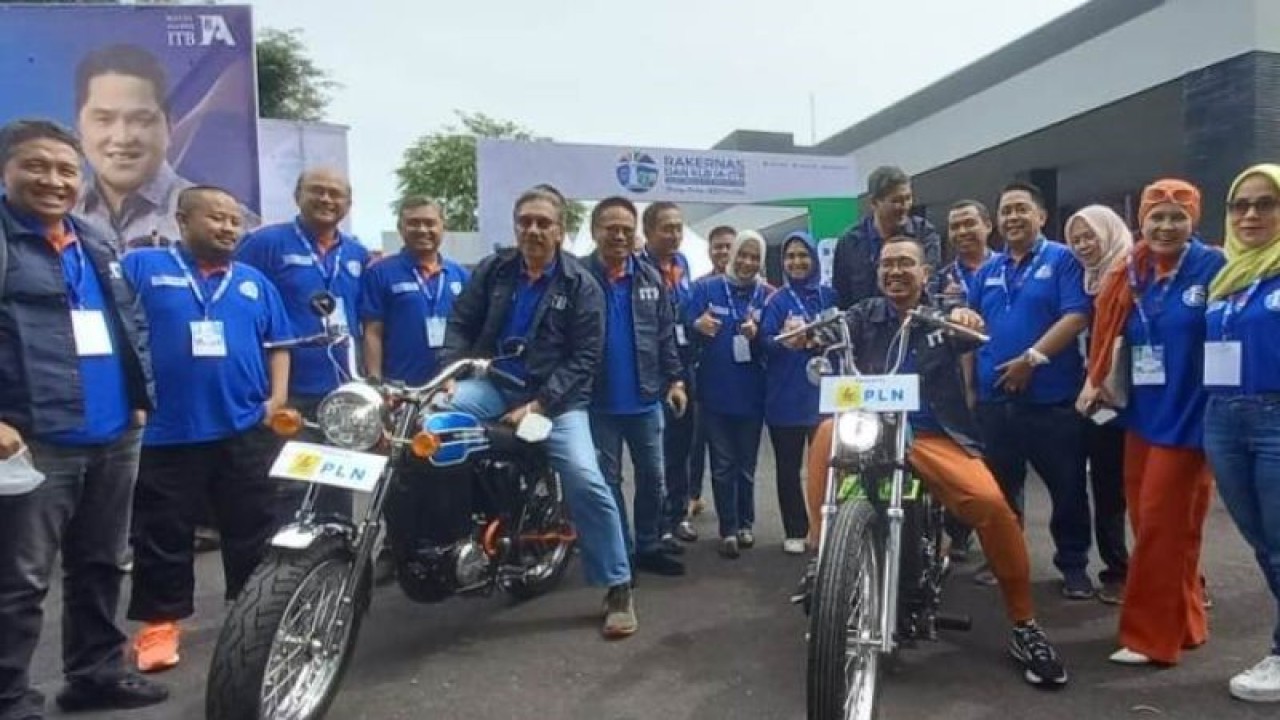 Staf Khusus Menteri BUMN Bidang Komunikasi Publik Arya Sinulingga bersama Penjabat Gubernur Kepulauan Babel Ridwan Djamaluddin saat mencoba motor listrik pada Rakernas KLB IA-ITB 2022 di Pangkalpinang. ANTARA (Aprionis)