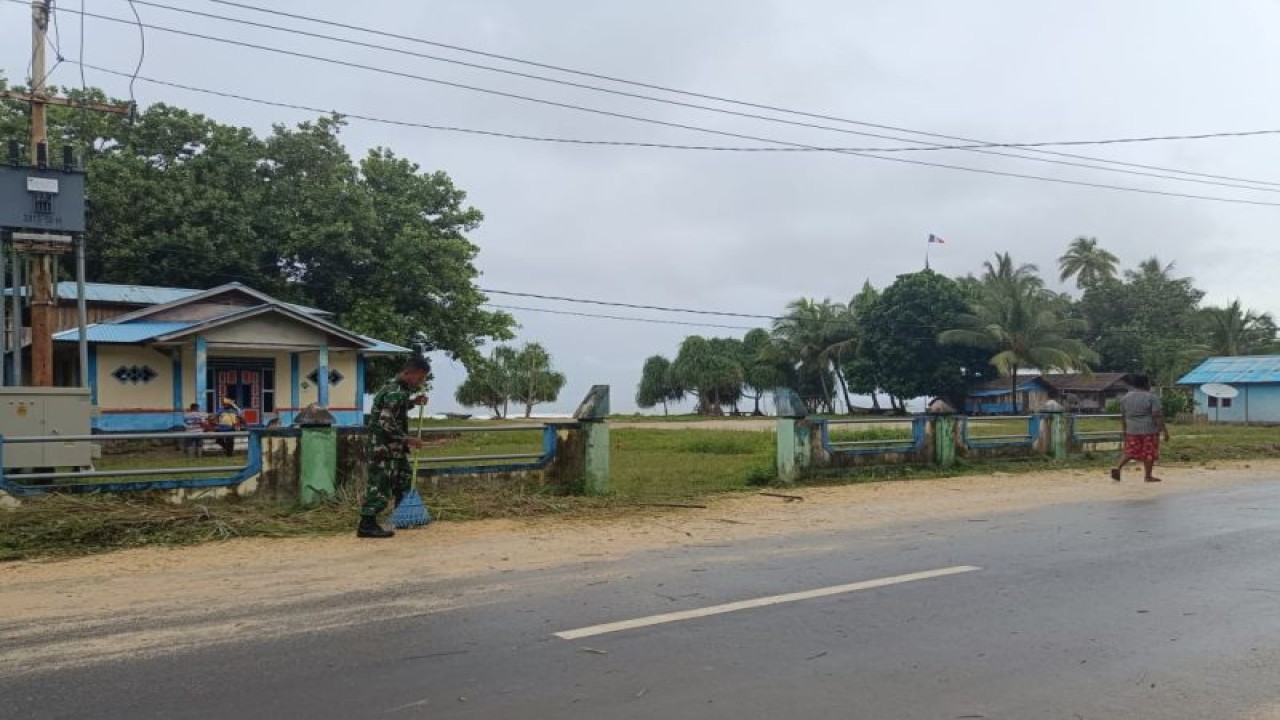 Babinsa Posramil 1708-02/BU-Warsa Sertu Abdullah bersama warga bersihkan bahu jalan di Kampung Sawai (ANTARA/HO- Penerangan Kodim Biak Numfor)