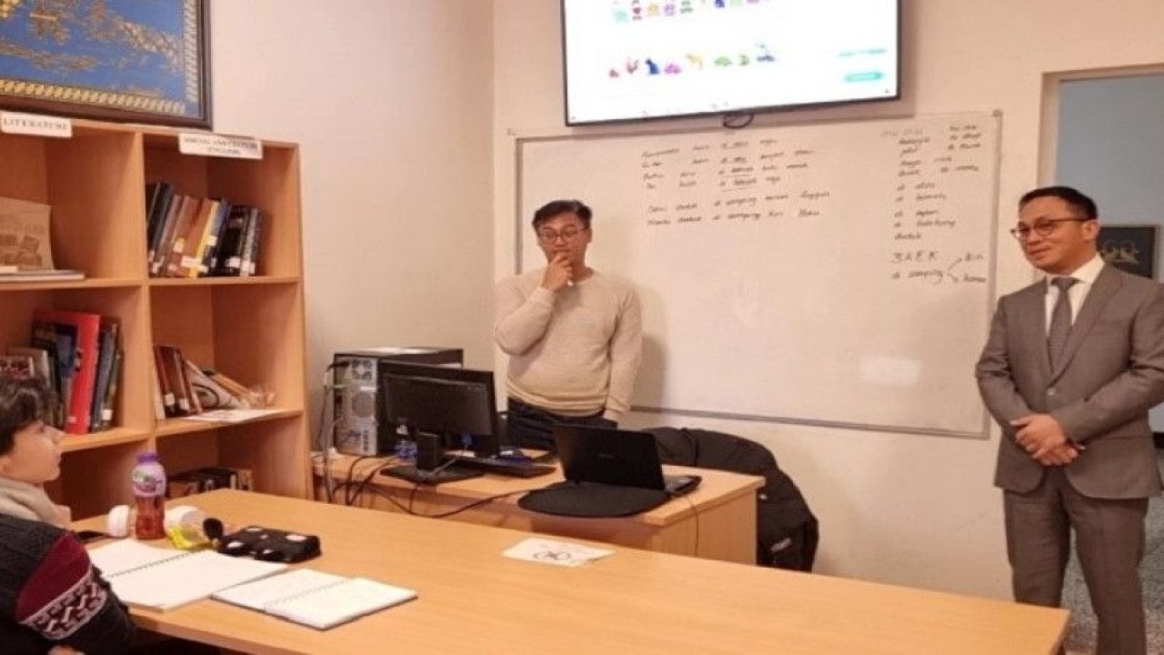 Duta Besar RI untuk Bulgaria Iwan Bogananta bersama tim KBRI Sofia mengunjungi kelas Bahasa Indonesia di Universitas Sofia, Bulgaria, pada Senin (19/12/2022). ANTARA/HO-KBRI Sofia