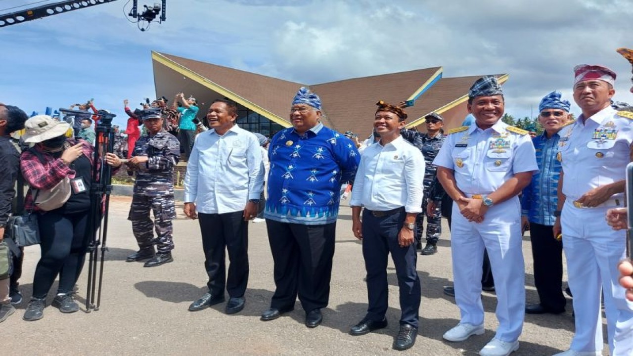 Menteri Investasi Bahlil Lahadalia (keempat kanan) menyaksikan atraksi pesawat tempur dari TNI AU dalam puncak acara Hari Nusantara di Wakatobi Sulawesi Tenggara, Selasa (13/12/2022). (ANTARA/Aditya Ramadhan)