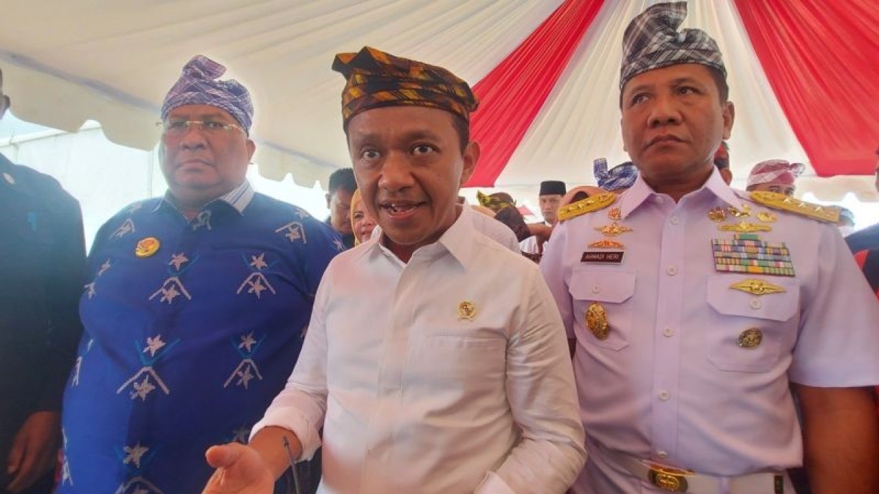 Menteri Investasi/Kepala Badan Koordinasi Penanaman Modal (BKPM) Bahlil Lahadalia (tengah) memberikan keterangan pada wartawan usai acara Hari Nusantara di Wakatobi, Selasa (13/12/2022). (ANTARA/Aditya Ramadhan)