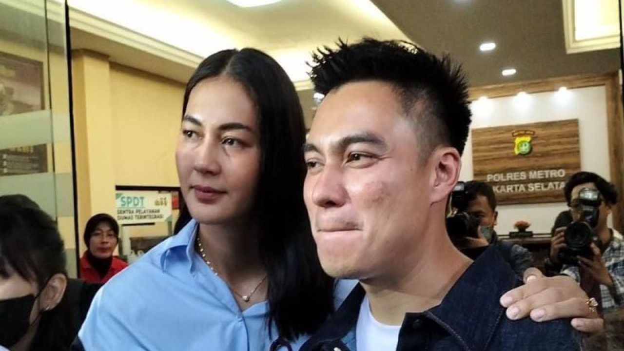 Pasangan artis Baim Wong dan Paula Verhoeven usai menjalani pemeriksaan terkait aksi "prank" kekerasan dalam rumah tangga (KDRT) di Polres Metro Jakarta Selatan, Jumat (7/10/2022). ANTARA/Luthfia Miranda Putri