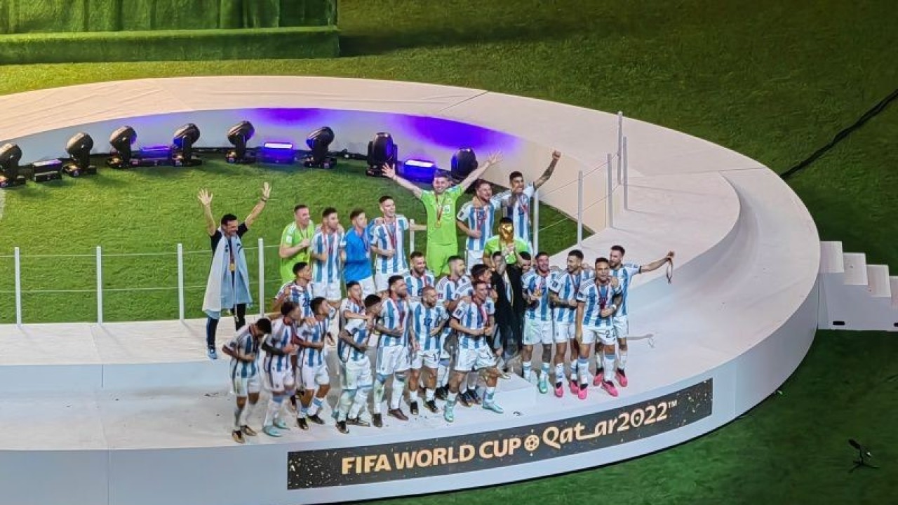 Megabintang tim nasional Argentina Lionel Messi mengangkat trofi Piala Dunia 2022 seusai memenangi adu penalti 4-2 atas Prancis dalam partai final di Stadion Lusail, Al Daayen, Qatar, Minggu (18/12/2022). (ANTARA/Gilang Galiartha)