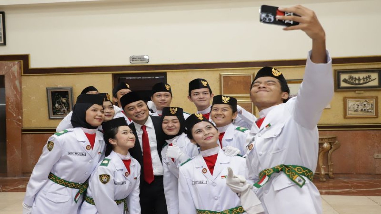 Wali Kota Surabaya Eri Cahyadi saat foto bersama dengan para Duta Pancasila di Balai Kota Surabaya, Sabtu (17/12/2022). (FOTO ANTARA/HO-Diskominfo Surabaya)
