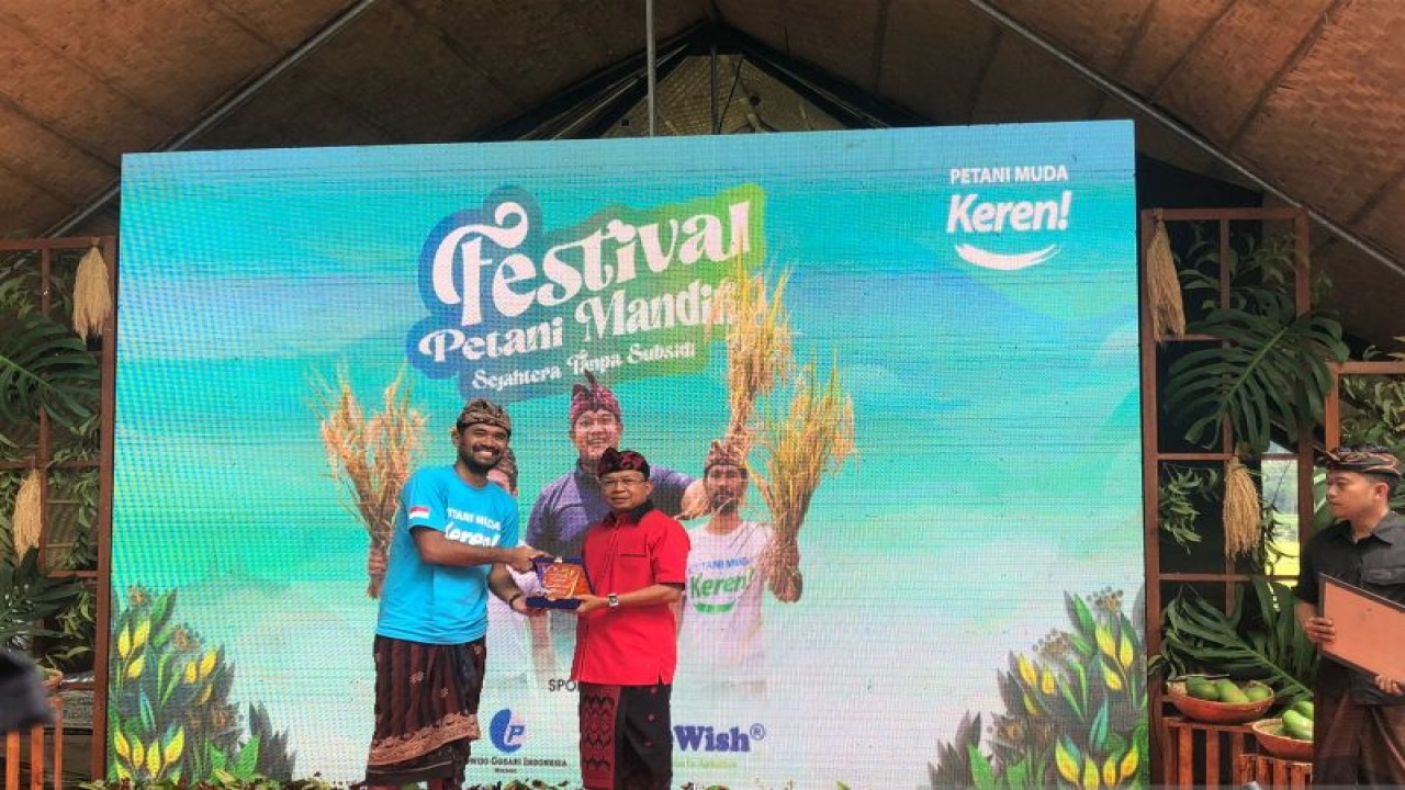 Gubernur Bali Wayan Koster bersama Ketua Petani Muda Keren AA Gedhe Wedhatama saat membuka festival petani mandiri di Kabupaten Tabanan, Bali, Kamis (1/12/2022). ANTARA/Ni Putu Putri Muliantari