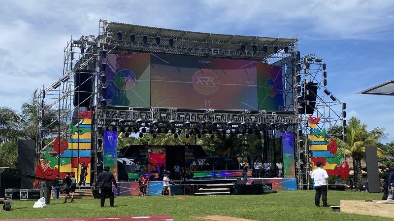 Sejumlah pekerja merapikan panggung utama kejuaraan esport dunia IESF Bali 14th World Esports Championship 2022 di Merusaka, Nusa Dua, Bali, Kamis (1/12/2022). (ANTARA/Arindra Meodia)