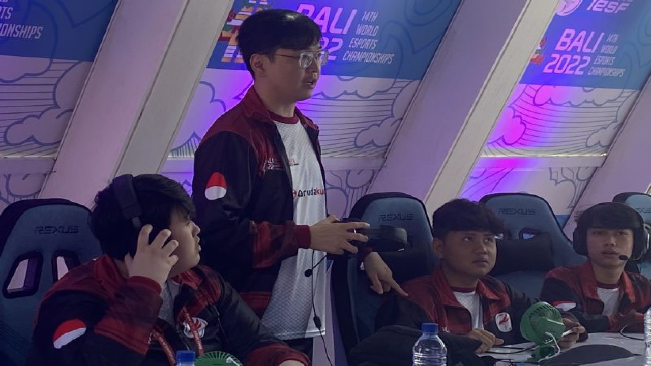Pelatih tim nasional Mobile Legends: Bang-Bang (MLBB) Indonesia Bjorn "Zeys" Ong (tengah) memberikan arahan kepada para pemain sebelum laga Indonesia vs Filipina dalam kejuaraan esport dunia IESF Bali 14th World Esports Championship 2022 di Merusaka, Nusa Dua, Bali, Minggu (4/12/2022) (ANTARA/Arindra Meodia)