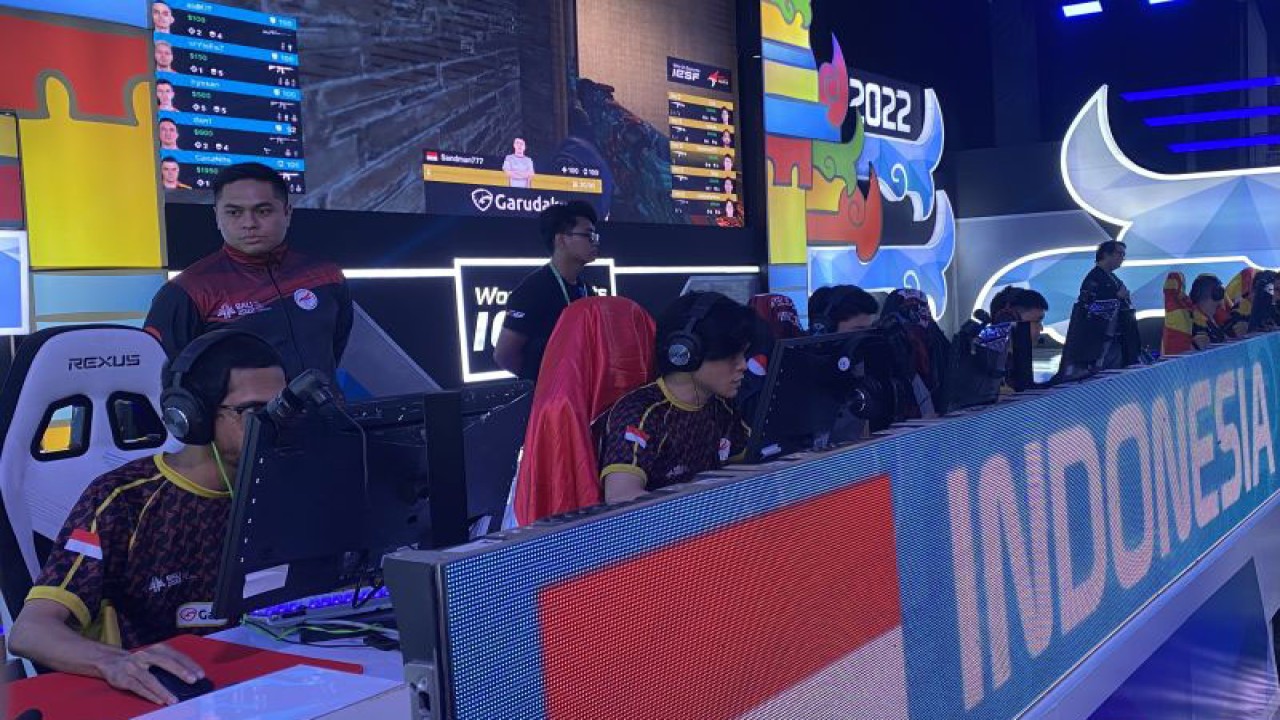 Para pemain timnas CS:GO putra Indonesia beraksi pada laga perdana mereka melawan Makedonia Utara dalam kejuaraan esport dunia IESF Bali 14th World Esports Championship 2022, di Ice Stage, Merusaka, Nusa Dua, Bali Rabu (7/12/2022). (ANTARA/Arindra Meodia)