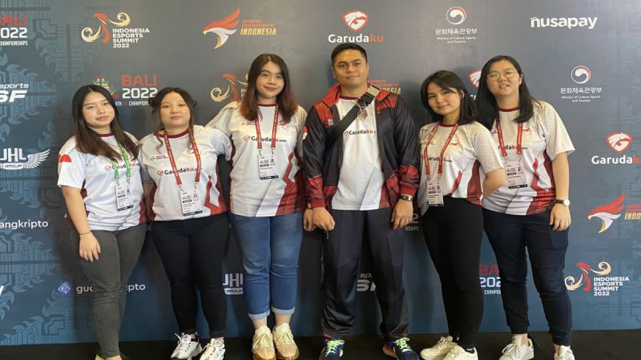 Para pemain timnas CS:GO putri Indonesia bersama sang pelatih Andrew Joseph (tengah) berfoto bersama usai laga final lower bracket melawan Argentina dalam kejuaraan esport dunia IESF Bali 14th World Esports Championship 2022 di Ice Stage, Merusaka, Nusa Dua, Bali, Kamis (8/12/2022). (ANTARA/Arindra Meodia)