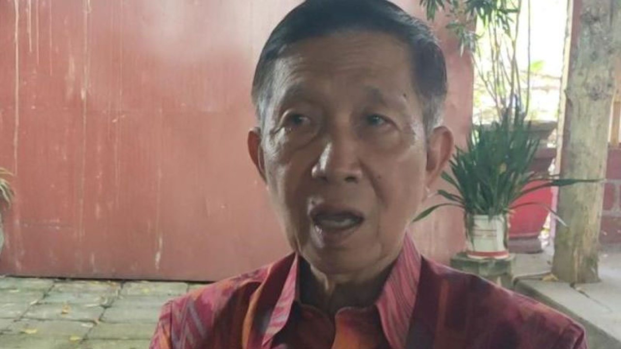 Anggota Dewan Perwakilan Daerah RI yang juga mantan Gubernur Bali Made Mangku Pastika saat berbincang santai di Warung Kubu Kopi Denpasar, Selasa (13/12/2022). ANTARA/Ni Luh Rhismawati.